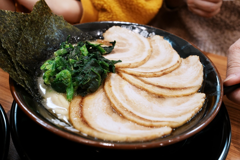 東京池袋太陽城美食「池袋壹角家拉麵」橫濱家系拉麵超濃郁豚骨拉麵叉燒大塊好過癮