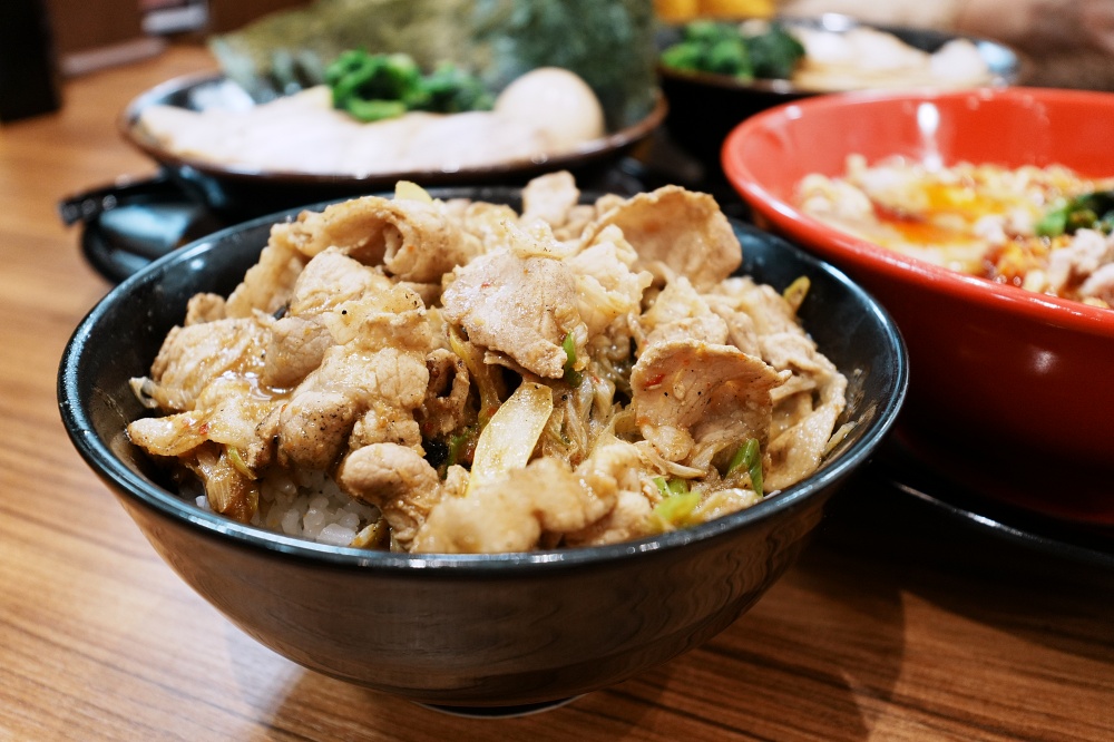 東京池袋太陽城美食「池袋壹角家拉麵」橫濱家系拉麵超濃郁豚骨拉麵叉燒大塊好過癮