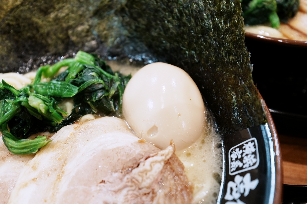 東京池袋太陽城美食「池袋壹角家拉麵」橫濱家系拉麵超濃郁豚骨拉麵叉燒大塊好過癮