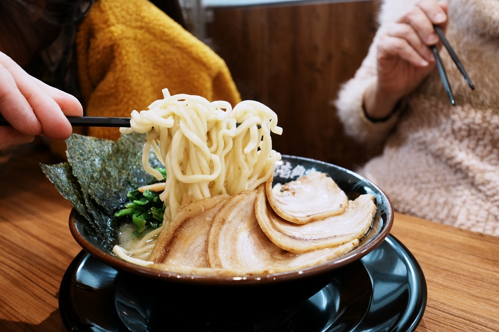 東京池袋太陽城美食「池袋壹角家拉麵」橫濱家系拉麵超濃郁豚骨拉麵叉燒大塊好過癮