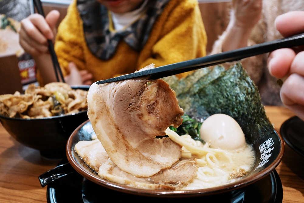 東京池袋太陽城美食「池袋壹角家拉麵」橫濱家系拉麵超濃郁豚骨拉麵叉燒大塊好過癮