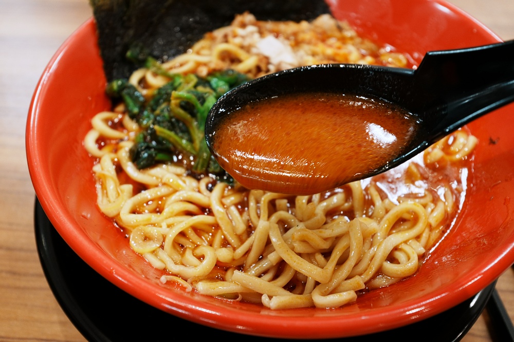東京池袋太陽城美食「池袋壹角家拉麵」橫濱家系拉麵超濃郁豚骨拉麵叉燒大塊好過癮