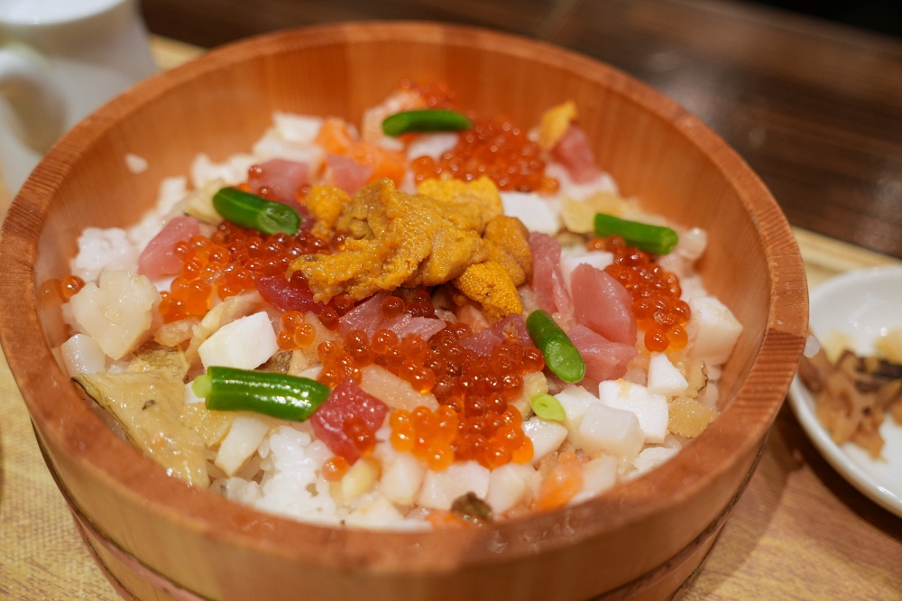 池袋西武百貨美食「築地魚河岸虎杖築地」海鮮飯、鰻魚飯雖然小貴卻新鮮好吃