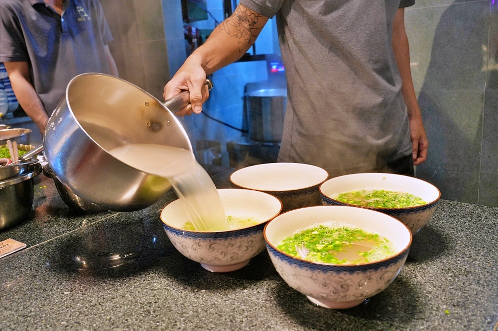 富國大世界必吃小捲米粉「Bún Quậy Kiến Xây Grand World」食材新鮮連米粉都是現場製作 富國大世界必吃小捲米粉「Bún Quậy Kiến Xây Grand World」食材新鮮連米粉都是現場製作