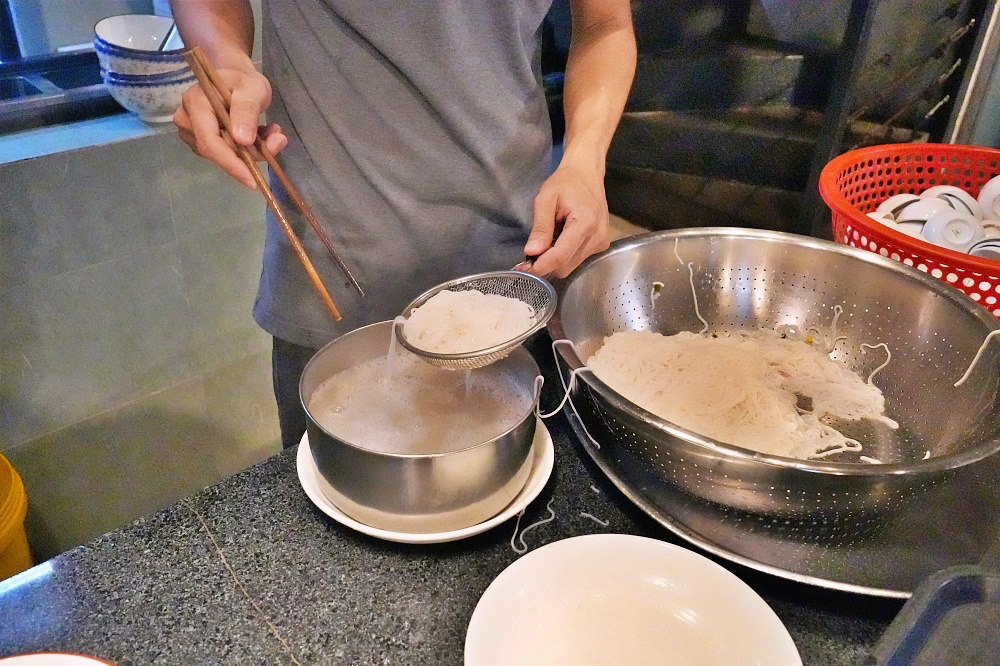 富國大世界必吃小捲米粉「Bún Quậy Kiến Xây Grand World」食材新鮮連米粉都是現場製作