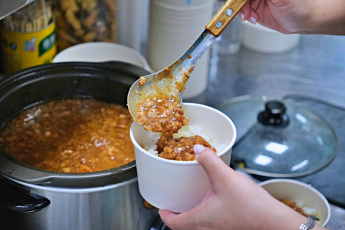 【萬里美食】漁聞樂小卷米粉滷肉飯｜銅板價海鮮米粉湯升級再出發！八隻小卷爆滿碗、滷肉飯無限續、翡翠灣人氣小吃