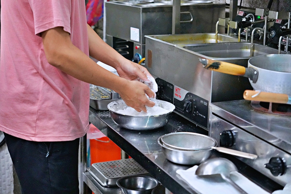 【萬里美食】漁聞樂小卷米粉滷肉飯｜銅板價海鮮米粉湯升級再出發！八隻小卷爆滿碗、滷肉飯無限續、翡翠灣人氣小吃
