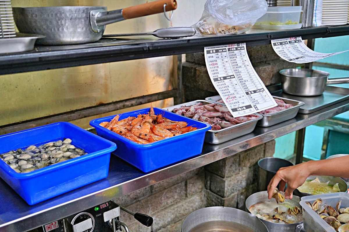 【萬里美食】漁聞樂小卷米粉滷肉飯｜銅板價海鮮米粉湯升級再出發！八隻小卷爆滿碗、滷肉飯無限續、翡翠灣人氣小吃
