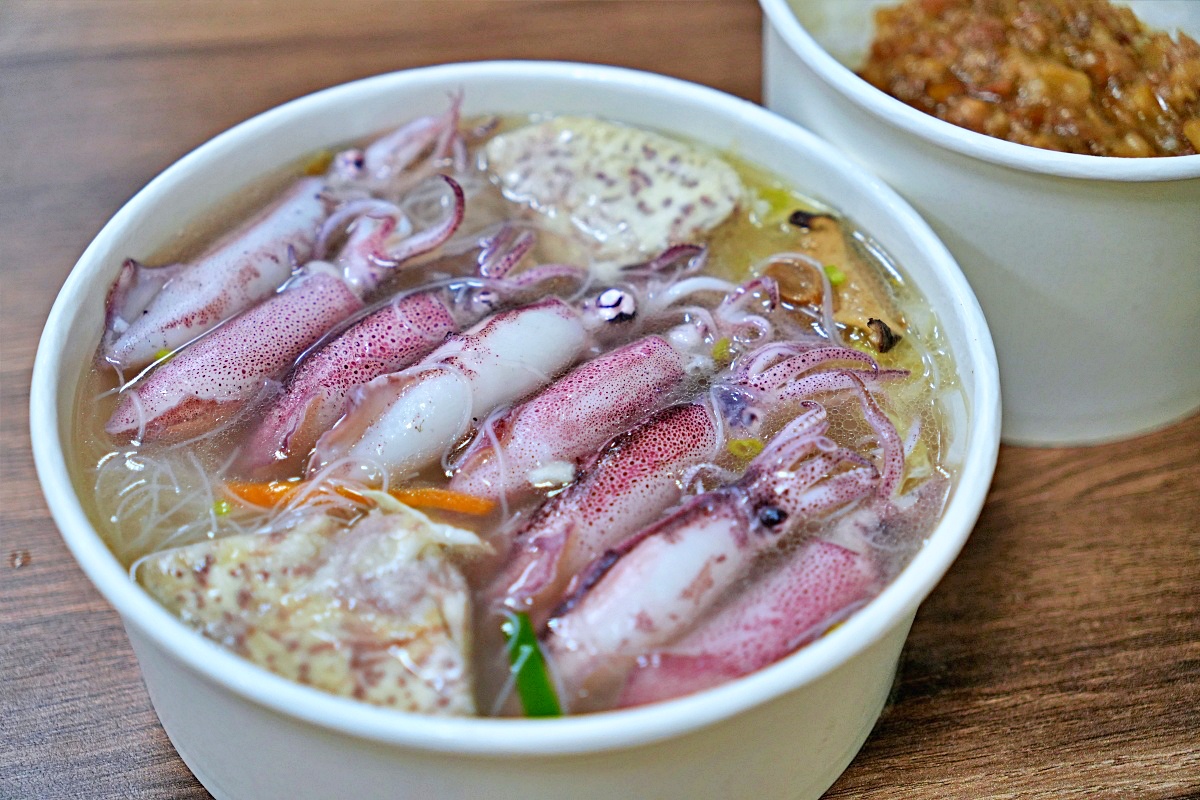 【萬里美食】漁聞樂小卷米粉滷肉飯｜銅板價海鮮米粉湯升級再出發！八隻小卷爆滿碗、滷肉飯無限續、翡翠灣人氣小吃