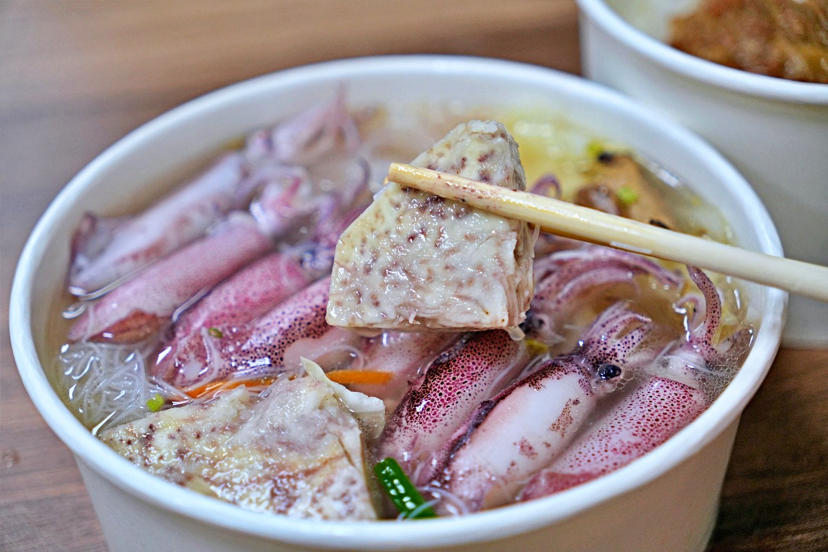 【萬里美食】漁聞樂小卷米粉滷肉飯｜銅板價海鮮米粉湯升級再出發！八隻小卷爆滿碗、滷肉飯無限續、翡翠灣人氣小吃