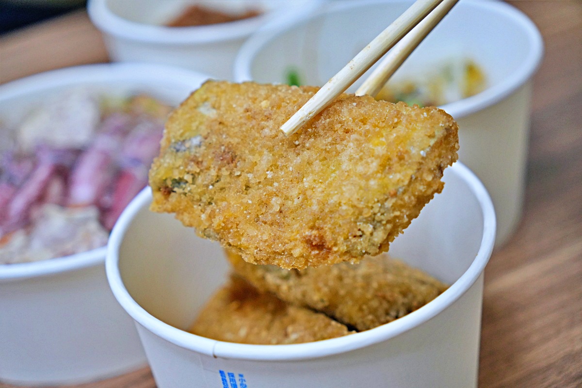 【萬里美食】漁聞樂小卷米粉滷肉飯｜銅板價海鮮米粉湯升級再出發！八隻小卷爆滿碗、滷肉飯無限續、翡翠灣人氣小吃