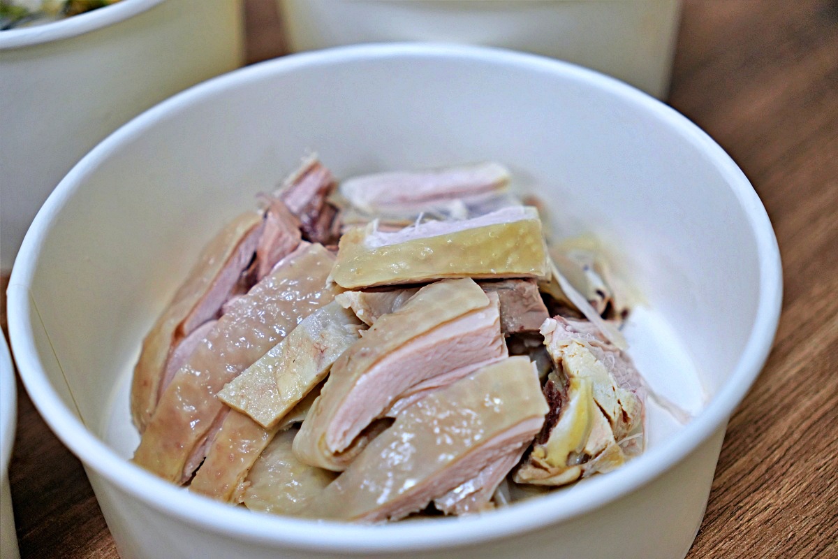 【萬里美食】漁聞樂小卷米粉滷肉飯｜銅板價海鮮米粉湯升級再出發！八隻小卷爆滿碗、滷肉飯無限續、翡翠灣人氣小吃