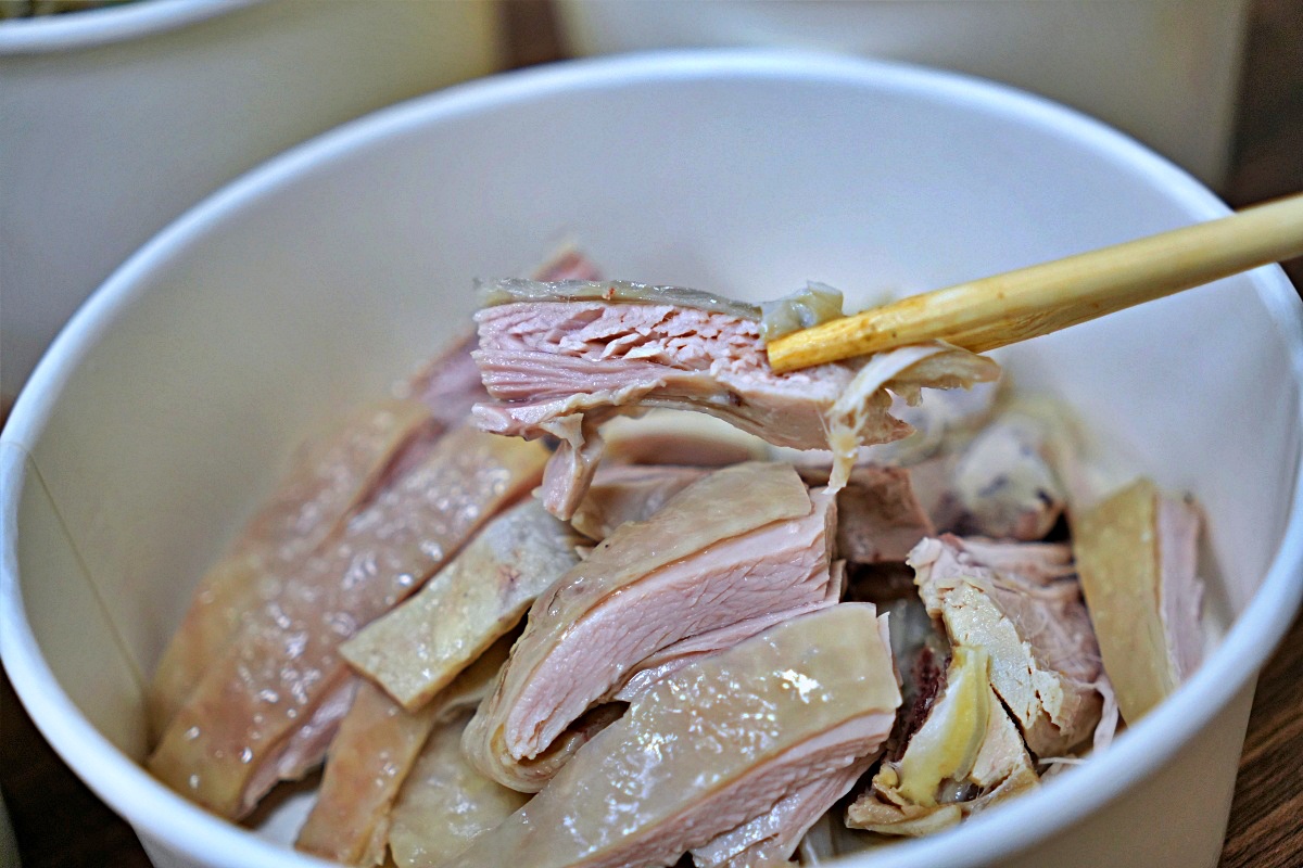 【萬里美食】漁聞樂小卷米粉滷肉飯｜銅板價海鮮米粉湯升級再出發！八隻小卷爆滿碗、滷肉飯無限續、翡翠灣人氣小吃