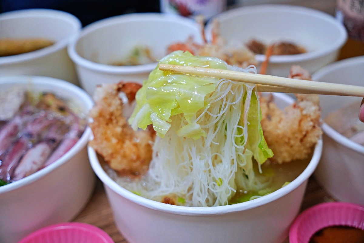 【萬里美食】漁聞樂小卷米粉滷肉飯｜銅板價海鮮米粉湯升級再出發！八隻小卷爆滿碗、滷肉飯無限續、翡翠灣人氣小吃