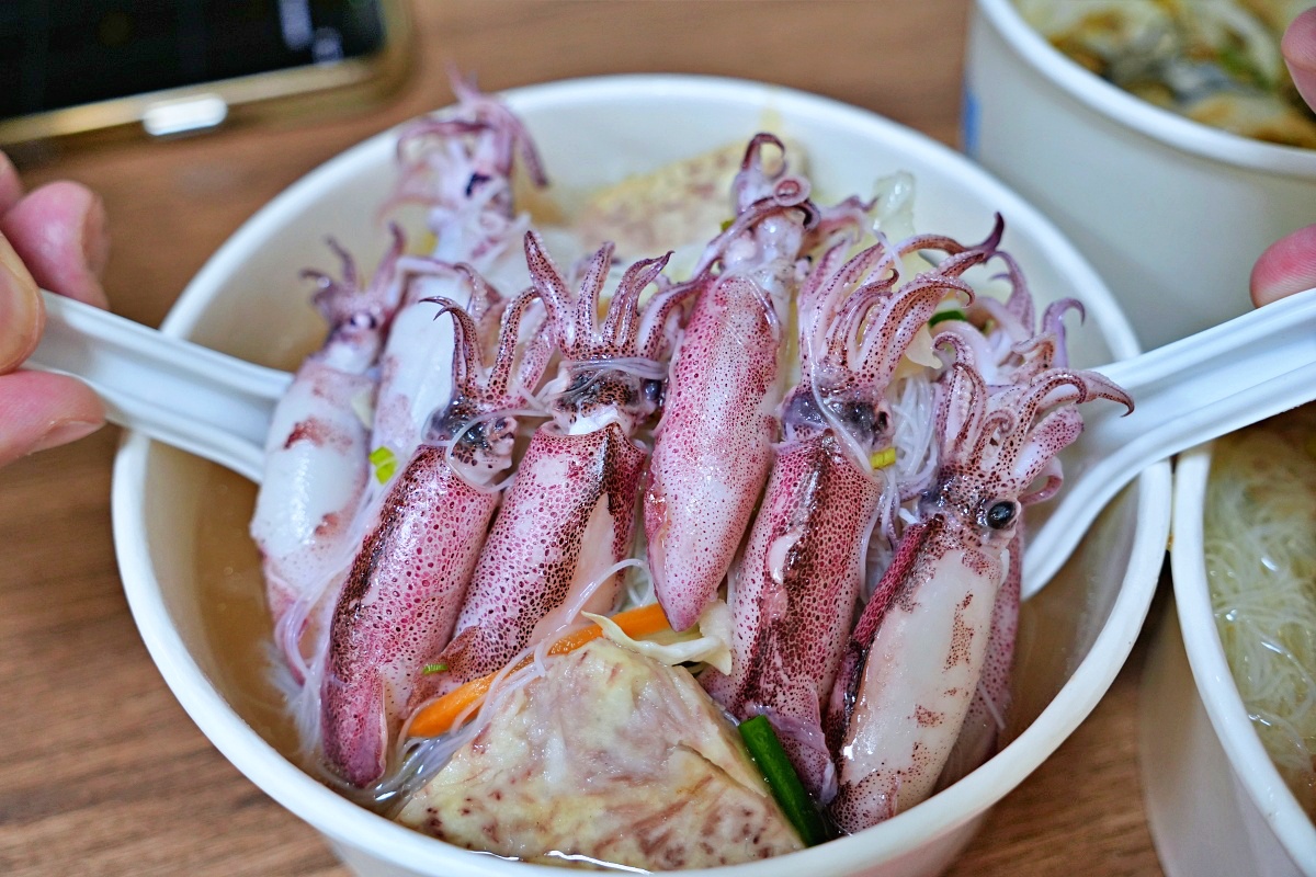 【萬里美食】漁聞樂小卷米粉滷肉飯｜銅板價海鮮米粉湯升級再出發！八隻小卷爆滿碗、滷肉飯無限續、翡翠灣人氣小吃