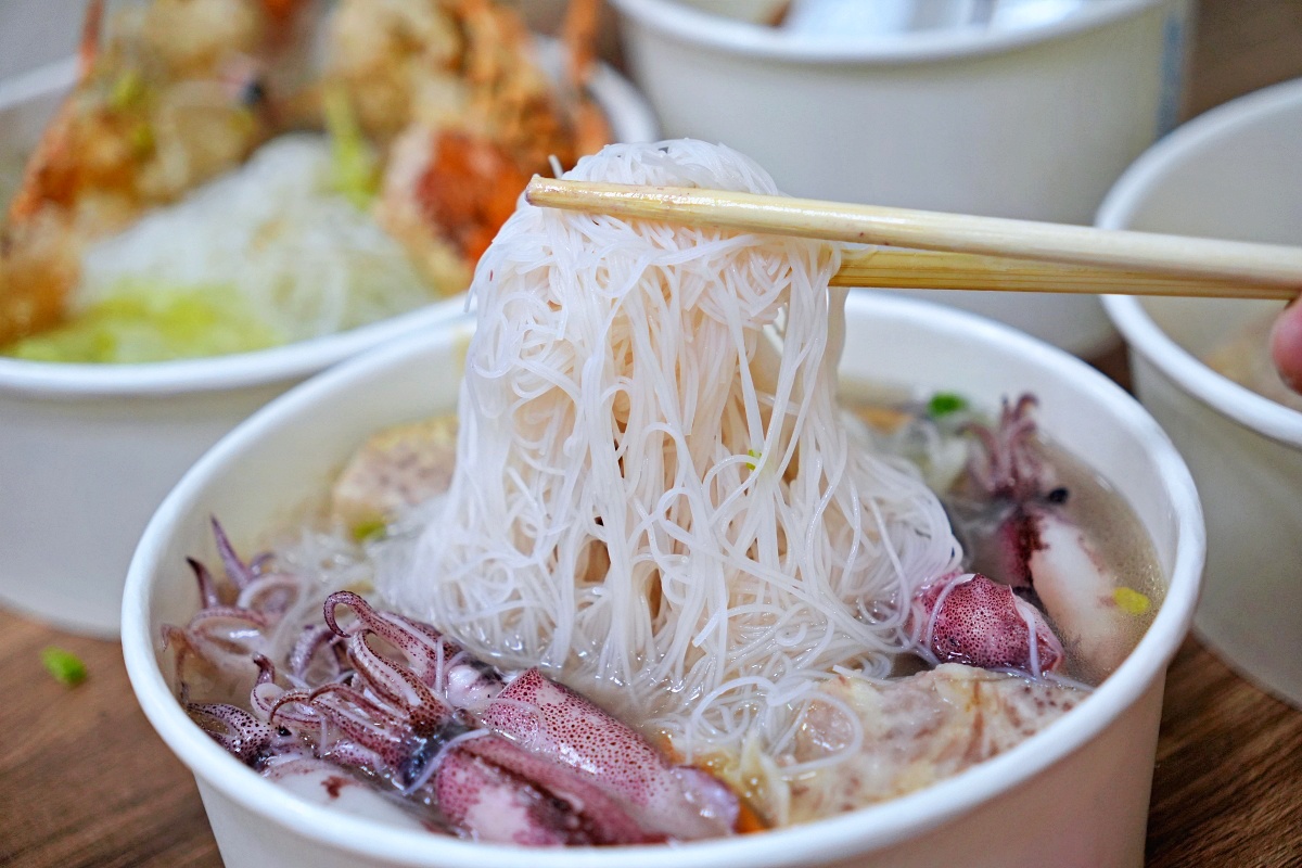 【萬里美食】漁聞樂小卷米粉滷肉飯｜銅板價海鮮米粉湯升級再出發！八隻小卷爆滿碗、滷肉飯無限續、翡翠灣人氣小吃