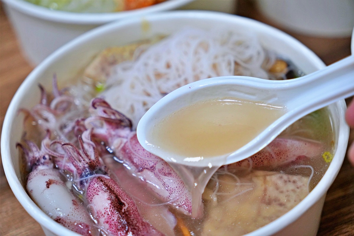 【萬里美食】漁聞樂小卷米粉滷肉飯｜銅板價海鮮米粉湯升級再出發！八隻小卷爆滿碗、滷肉飯無限續、翡翠灣人氣小吃