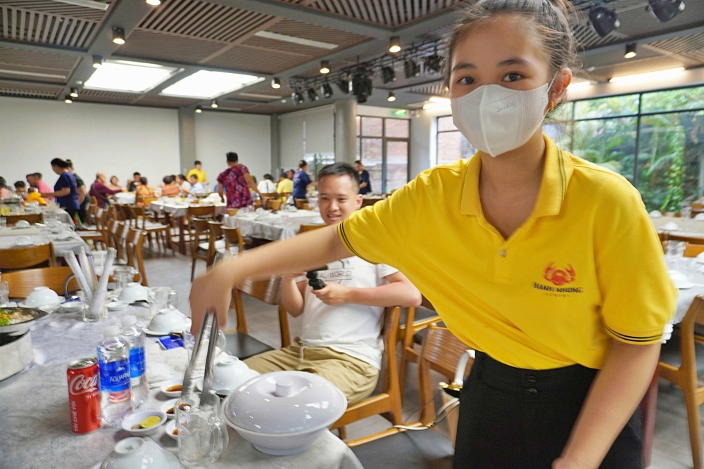 富國島海鮮餐廳「幸容餐廳Hanh Nhung Luxury」越南鐵帽子海鮮火鍋小孩最愛皮皮蝦超Q彈