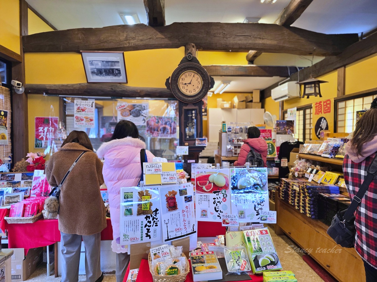 銀山溫泉必吃美食：西塚菓子舗（めいゆう庵）獨家咖哩麵包和炸紅豆饅頭
