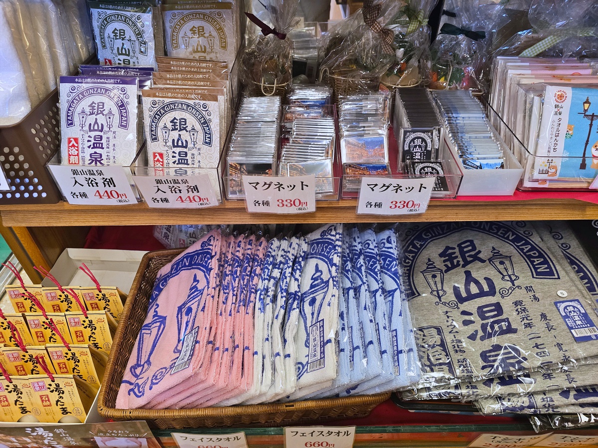 銀山溫泉必吃美食：西塚菓子舗（めいゆう庵）獨家咖哩麵包和炸紅豆饅頭
