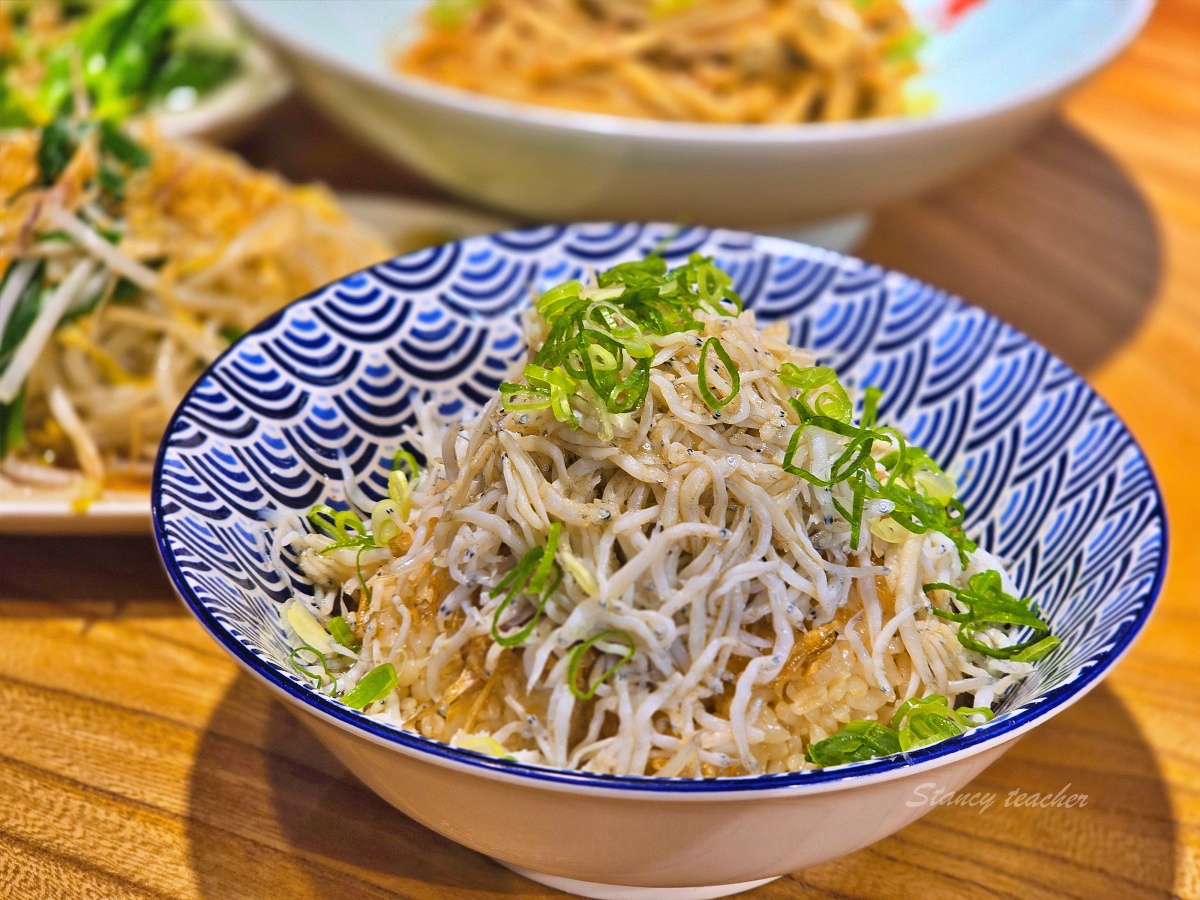 善導寺捷運美食「雙月青島店」全新開幕，米其林必雞湯必喝富士吻仔山拌飯滿滿DHA超讚
