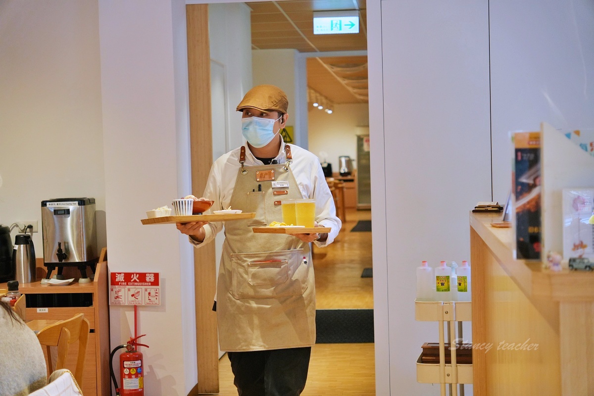 台中美食「嵐山炸牛排丼飯專賣店」炸牛排定食套餐草莓季繽紛甜點超幸福