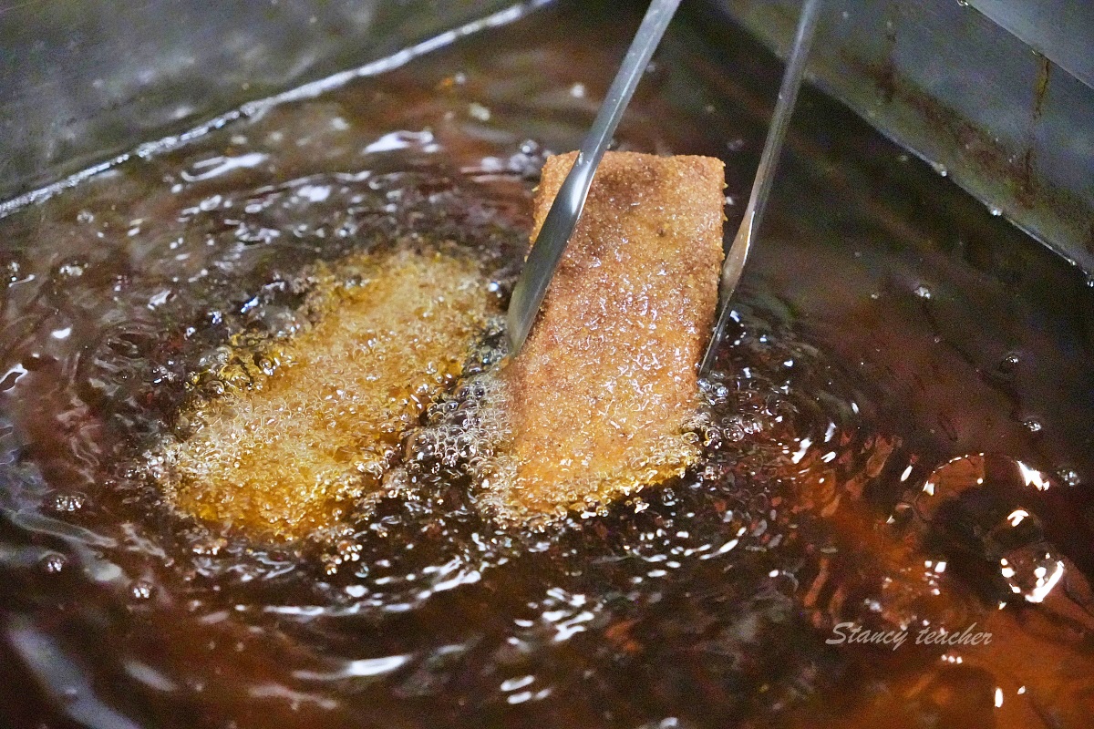 台中美食「嵐山炸牛排丼飯專賣店」炸牛排定食套餐草莓季繽紛甜點超幸福