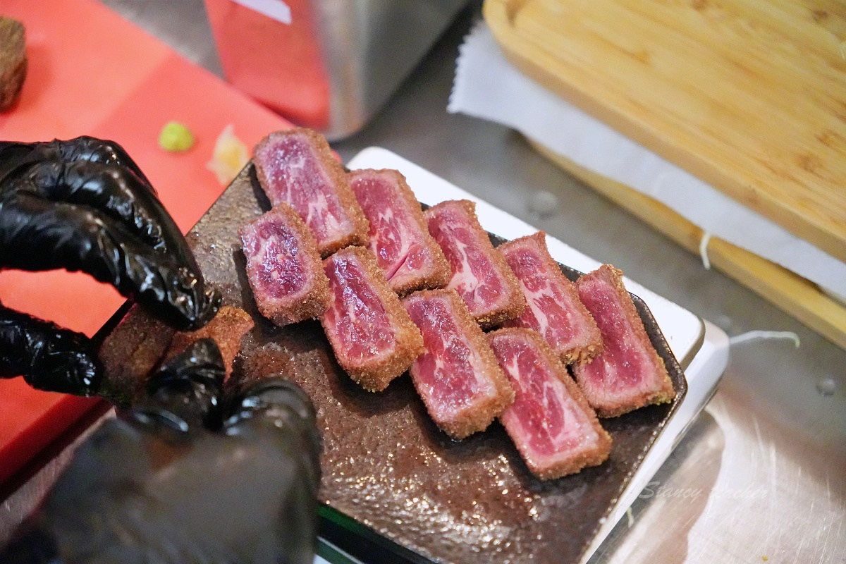 台中美食「嵐山炸牛排丼飯專賣店」炸牛排定食套餐草莓季繽紛甜點超幸福