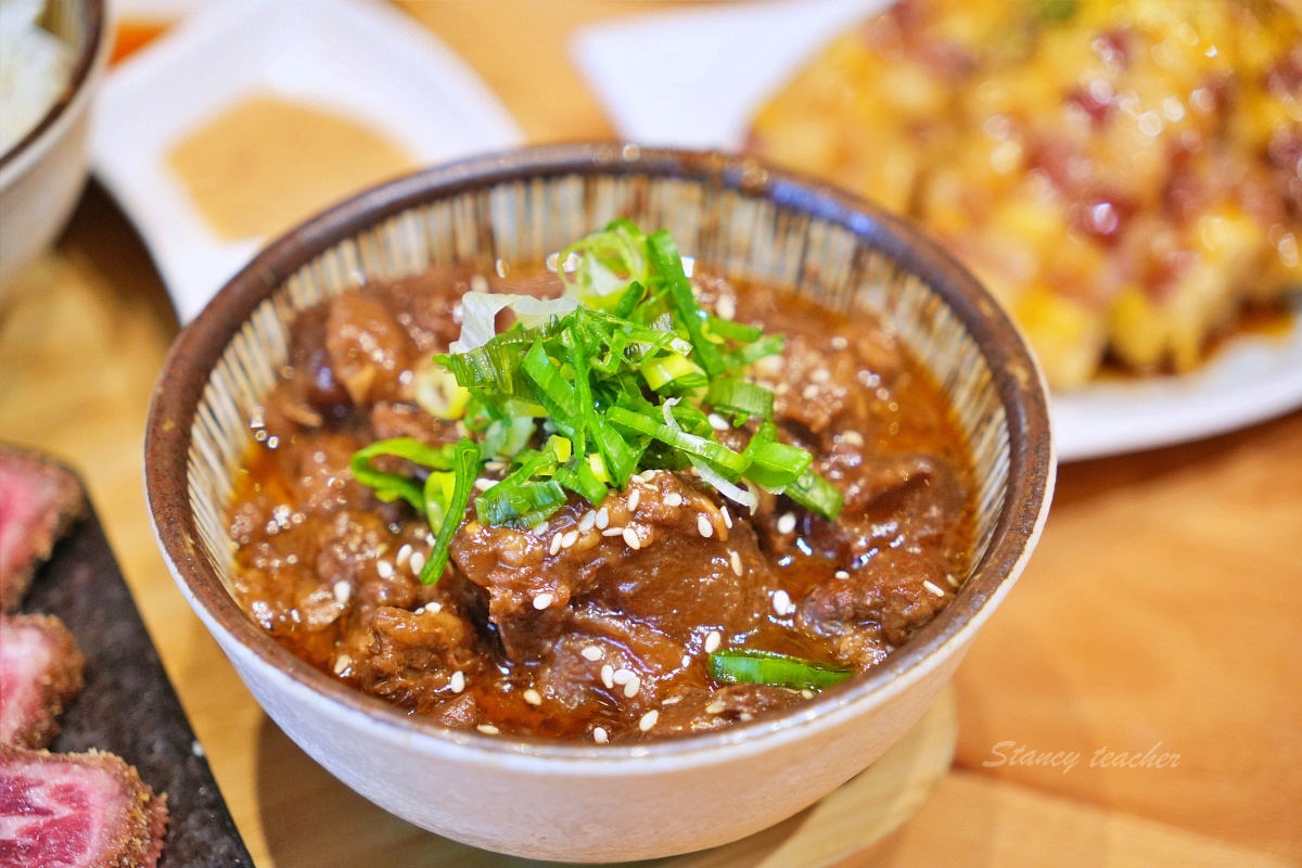 台中美食「嵐山炸牛排丼飯專賣店」炸牛排定食套餐草莓季繽紛甜點超幸福