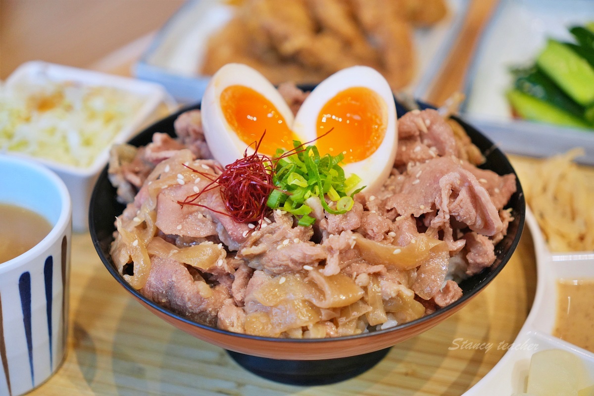 台中美食「嵐山炸牛排丼飯專賣店」炸牛排定食套餐草莓季繽紛甜點超幸福