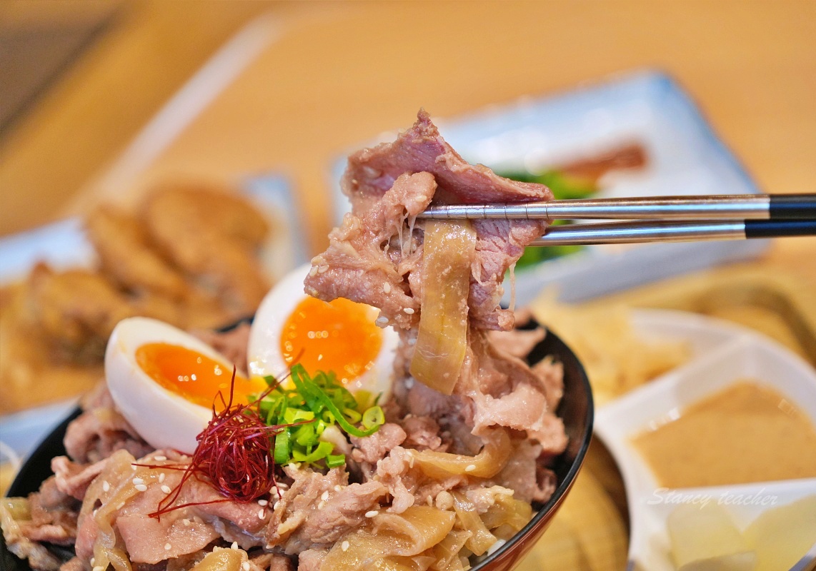 台中美食「嵐山炸牛排丼飯專賣店」炸牛排定食套餐草莓季繽紛甜點超幸福