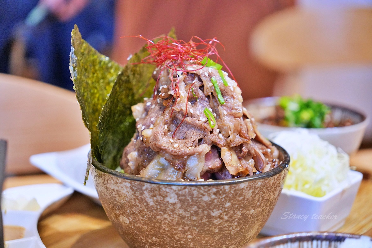 台中美食「嵐山炸牛排丼飯專賣店」炸牛排定食套餐草莓季繽紛甜點超幸福