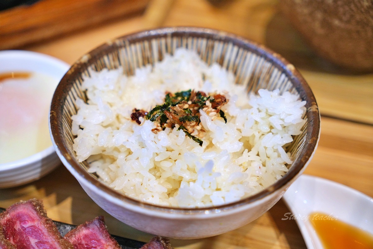台中美食「嵐山炸牛排丼飯專賣店」炸牛排定食套餐草莓季繽紛甜點超幸福