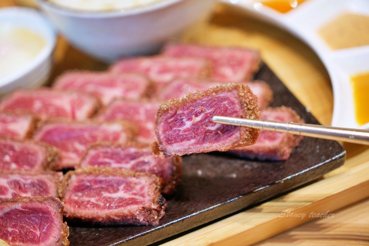 台中美食「嵐山炸牛排丼飯專賣店」炸牛排定食套餐草莓季繽紛甜點超幸福