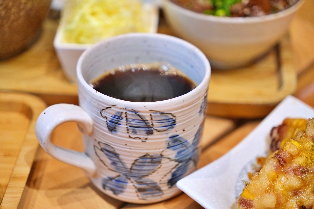 台中美食「嵐山炸牛排丼飯專賣店」炸牛排定食套餐草莓季繽紛甜點超幸福