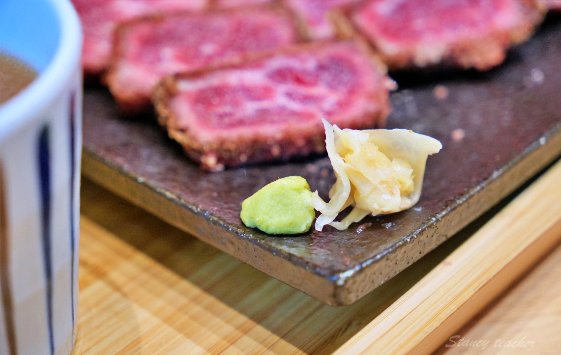 台中美食「嵐山炸牛排丼飯專賣店」炸牛排定食套餐草莓季繽紛甜點超幸福