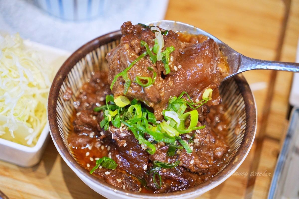 台中美食「嵐山炸牛排丼飯專賣店」炸牛排定食套餐草莓季繽紛甜點超幸福