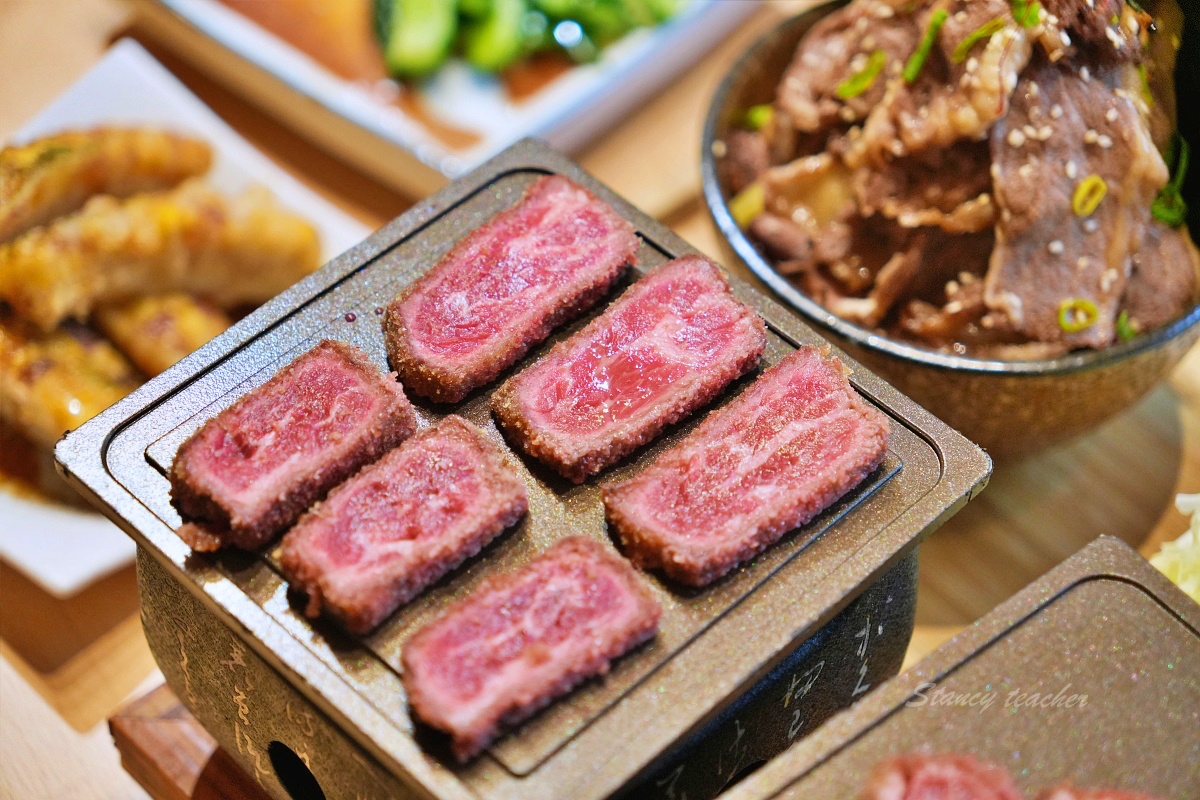 台中美食「嵐山炸牛排丼飯專賣店」炸牛排定食套餐草莓季繽紛甜點超幸福
