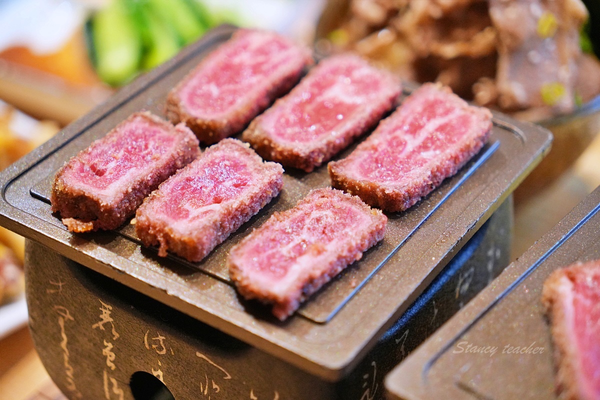 台中美食「嵐山炸牛排丼飯專賣店」炸牛排定食套餐草莓季繽紛甜點超幸福