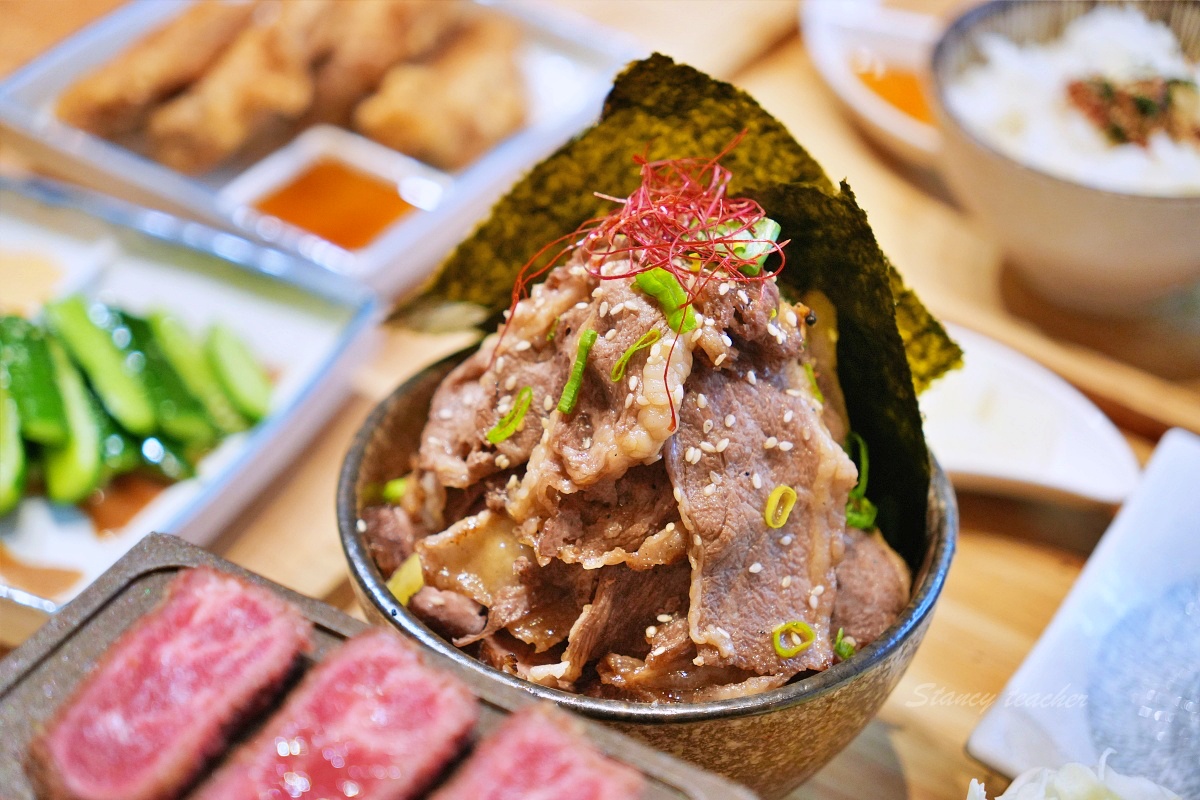 台中美食「嵐山炸牛排丼飯專賣店」炸牛排定食套餐草莓季繽紛甜點超幸福