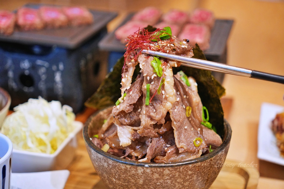 台中美食「嵐山炸牛排丼飯專賣店」炸牛排定食套餐草莓季繽紛甜點超幸福