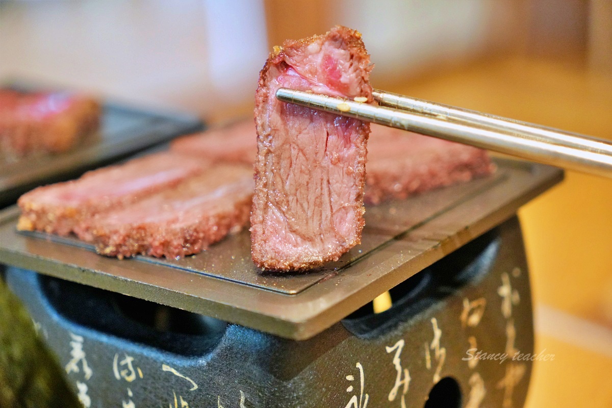台中美食「嵐山炸牛排丼飯專賣店」炸牛排定食套餐草莓季繽紛甜點超幸福