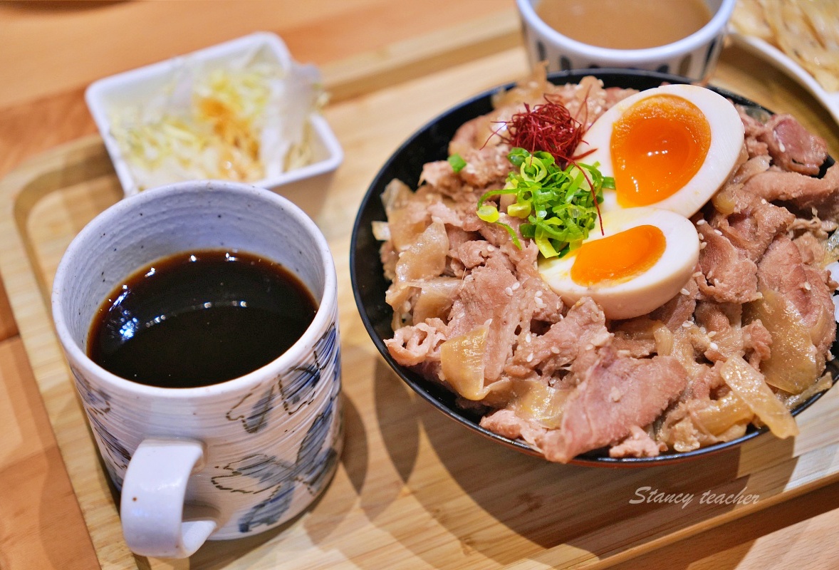 台中美食「嵐山炸牛排丼飯專賣店」炸牛排定食套餐草莓季繽紛甜點超幸福