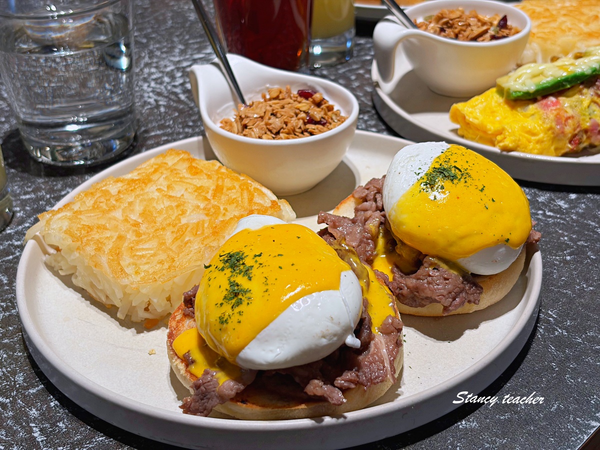 信義區美食「M One Cafe A11館」台北必吃薯餅培根酪梨起司蛋捲也太銷魂