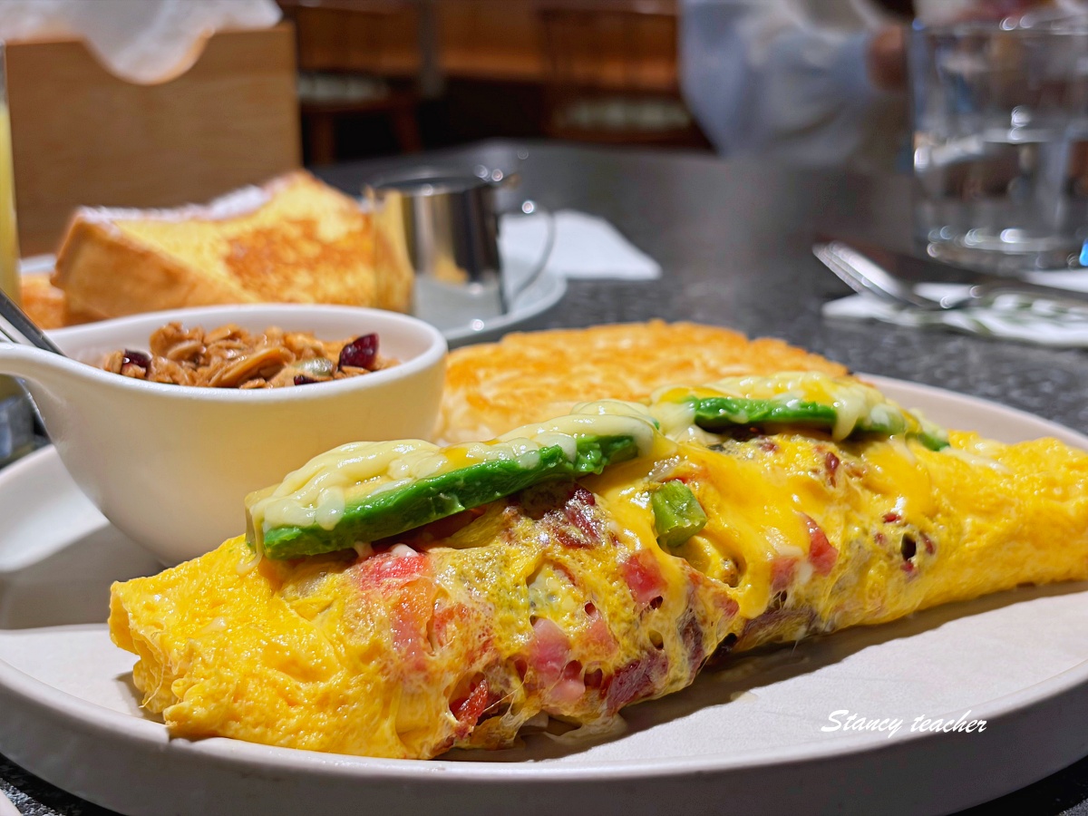 信義區美食「M One Cafe A11館」台北必吃薯餅培根酪梨起司蛋捲也太銷魂 @Stancy Teacher 美味異想世界