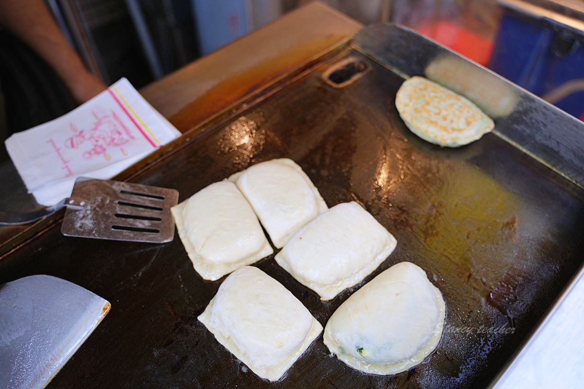 【新北淡水英專路美食】鮑家餡餅：在地30年老攤！爆漿牛肉餡餅必吃推薦