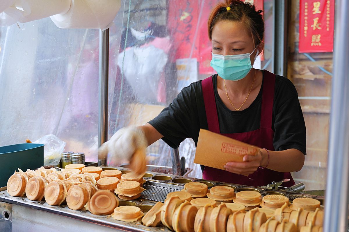 【新北淡水英專路美食】鮑家餡餅：在地30年老攤！爆漿牛肉餡餅必吃推薦