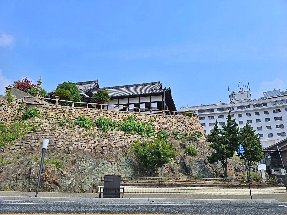 【廣島旅遊】廣島鞆之浦：日本小漁村魅力尋崖上的波妞長夜燈渡船口打卡必拍