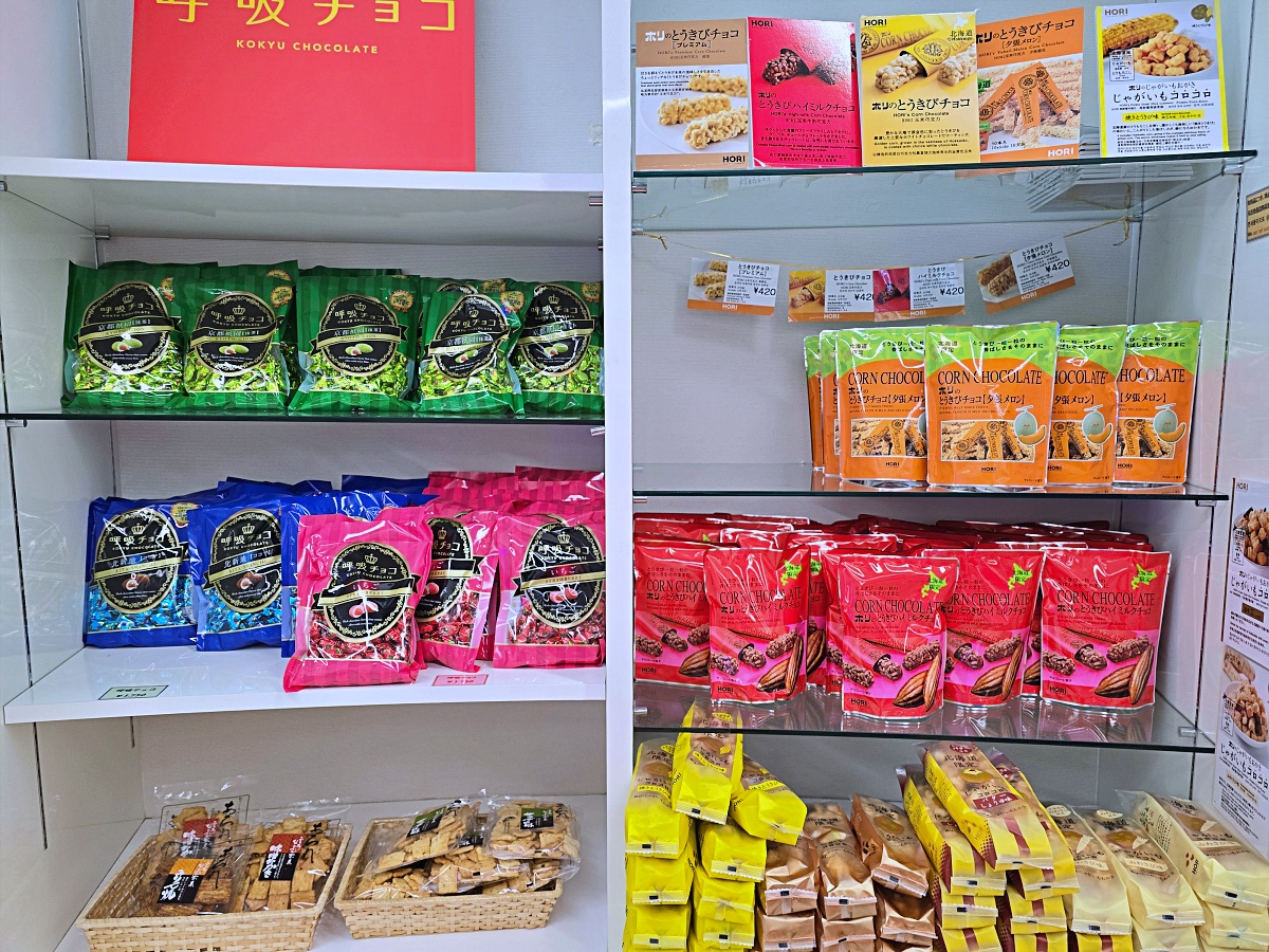 【岡山旅遊】岡山機場美食必吃 & 伴手禮必買餐廳有哪些？探索岡山機場免稅店必買