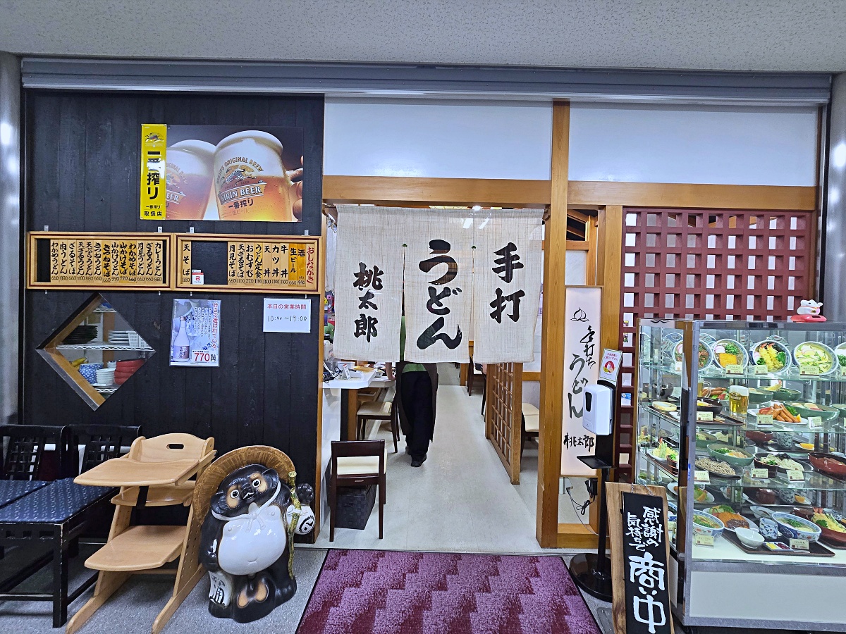 【岡山旅遊】岡山機場美食必吃 & 伴手禮必買餐廳有哪些？探索岡山機場免稅店必買